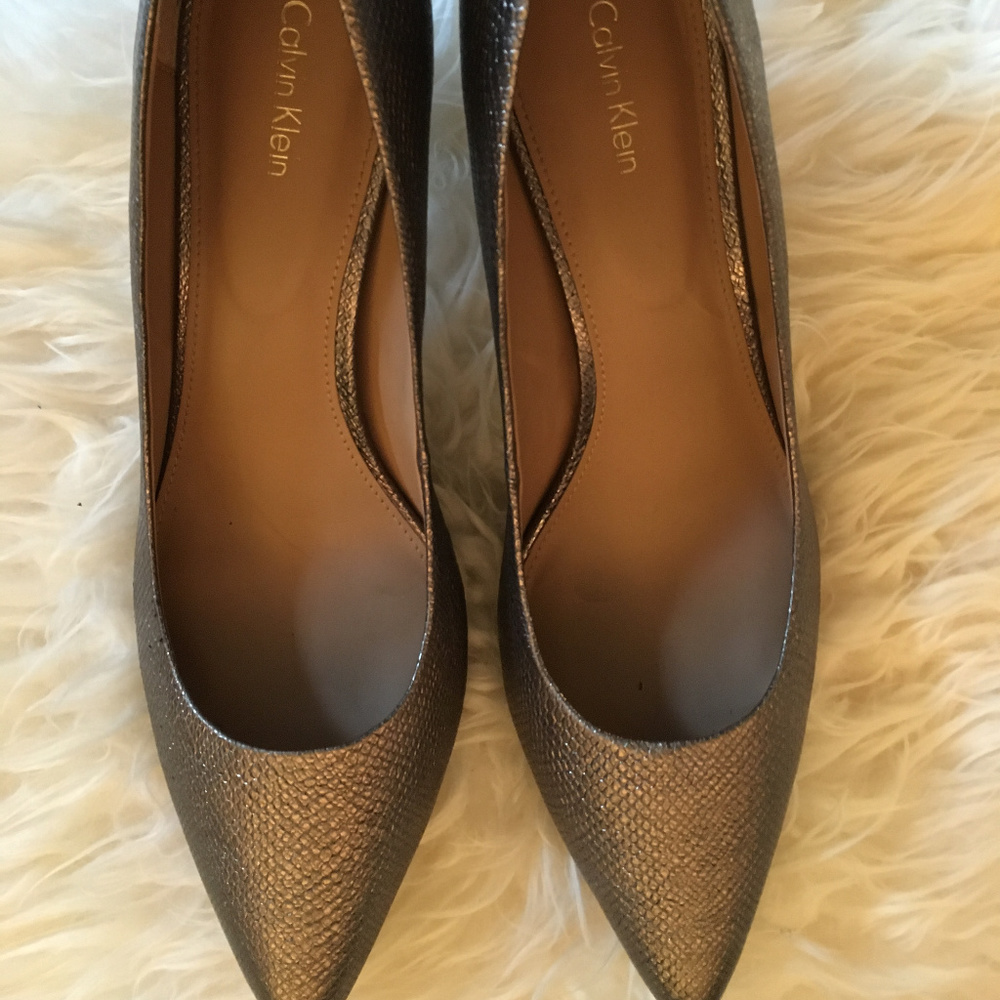 Calvin Klein Snake Skin Metallic Pumps 3" Size 10